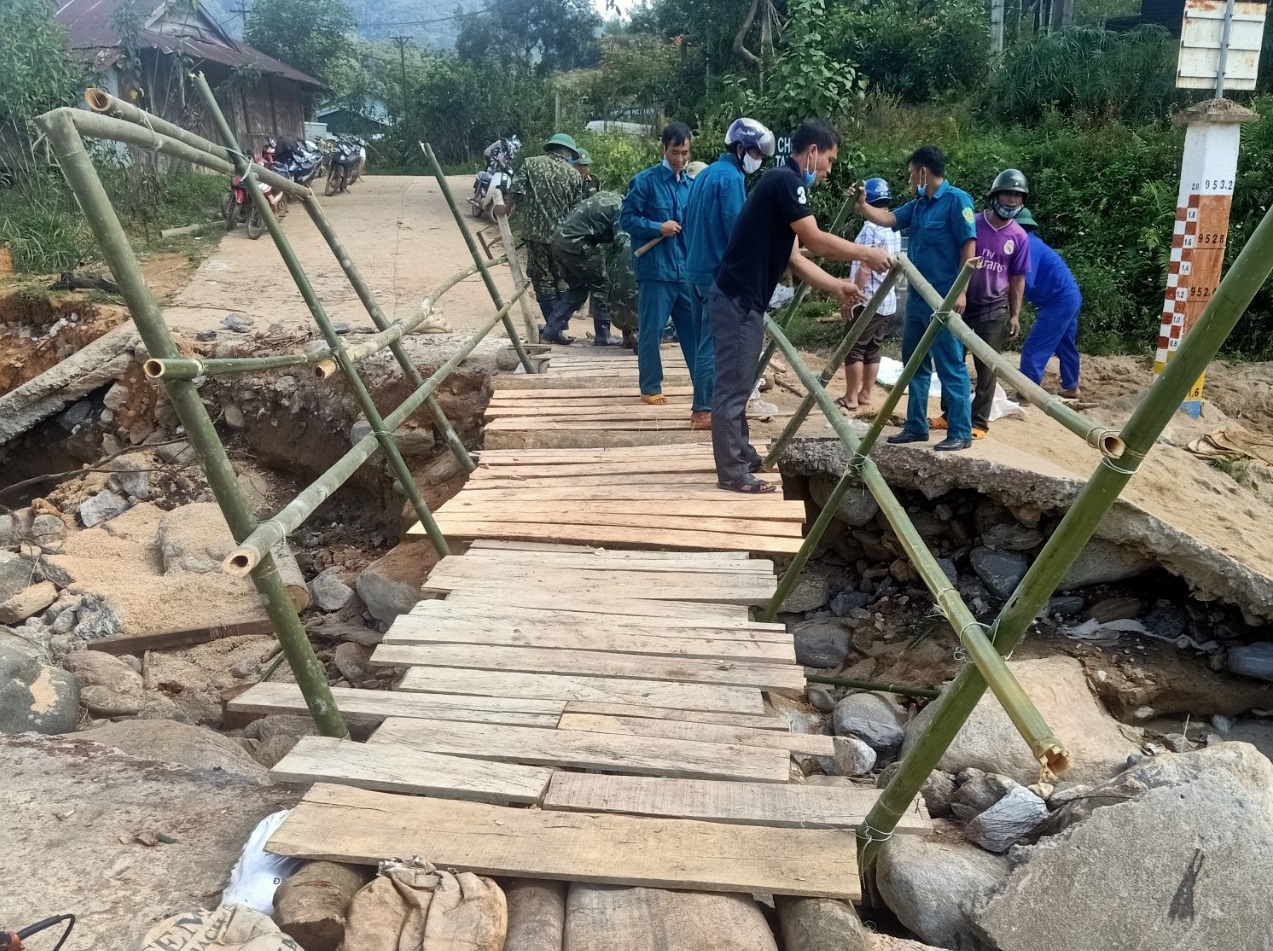 Kon Tum: Chính quyền, giáo viên chung tay làm cầu tạm để học sinh đến trường - Ảnh minh hoạ 2