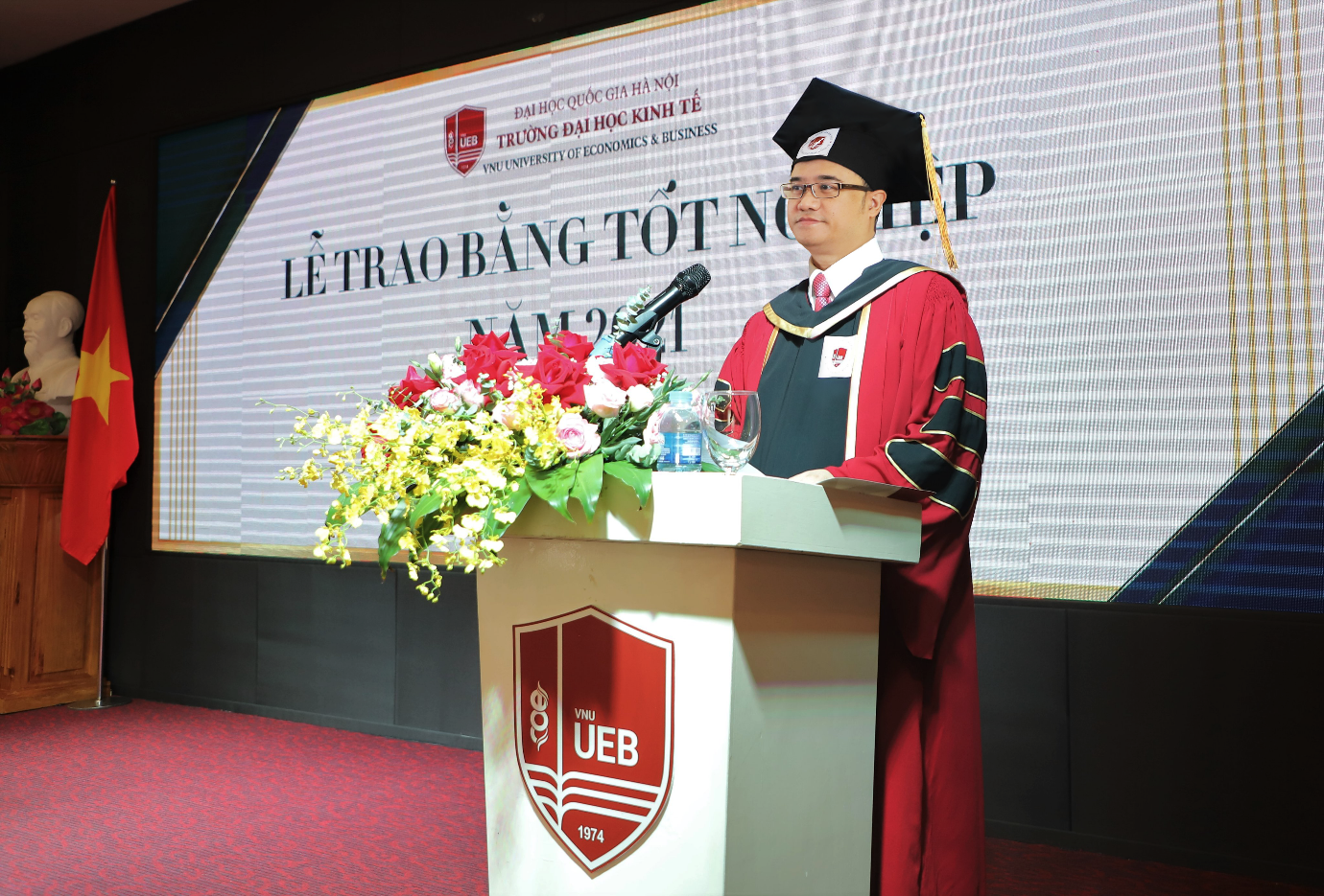 Trường ĐH Kinh tế - ĐHQG Hà Nội lần đầu trao bằng tốt nghiệp trực tuyến