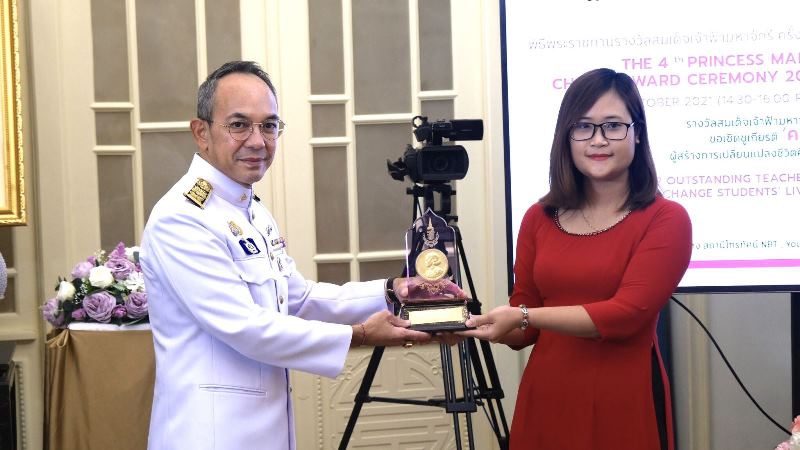 Giáo viên toàn cầu Hà Ánh Phượng nhận giải thưởng của Công chúa Thái Lan