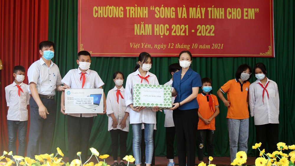 Ngành Giáo dục Việt Yên trao tặng thiết bị học tập cho học sinh khó khăn
