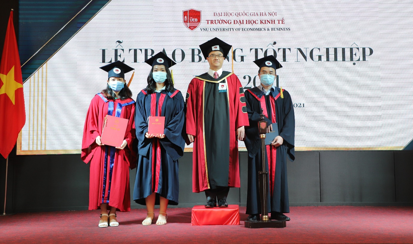 Trường ĐH Kinh tế - ĐHQG Hà Nội lần đầu trao bằng tốt nghiệp trực tuyến - Ảnh minh hoạ 2
