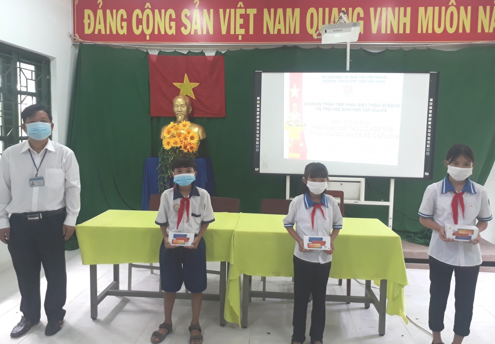 “Sóng và máy tính cho em”: Nối tiếp ước mơ học tập cho học sinh vùng sông nước