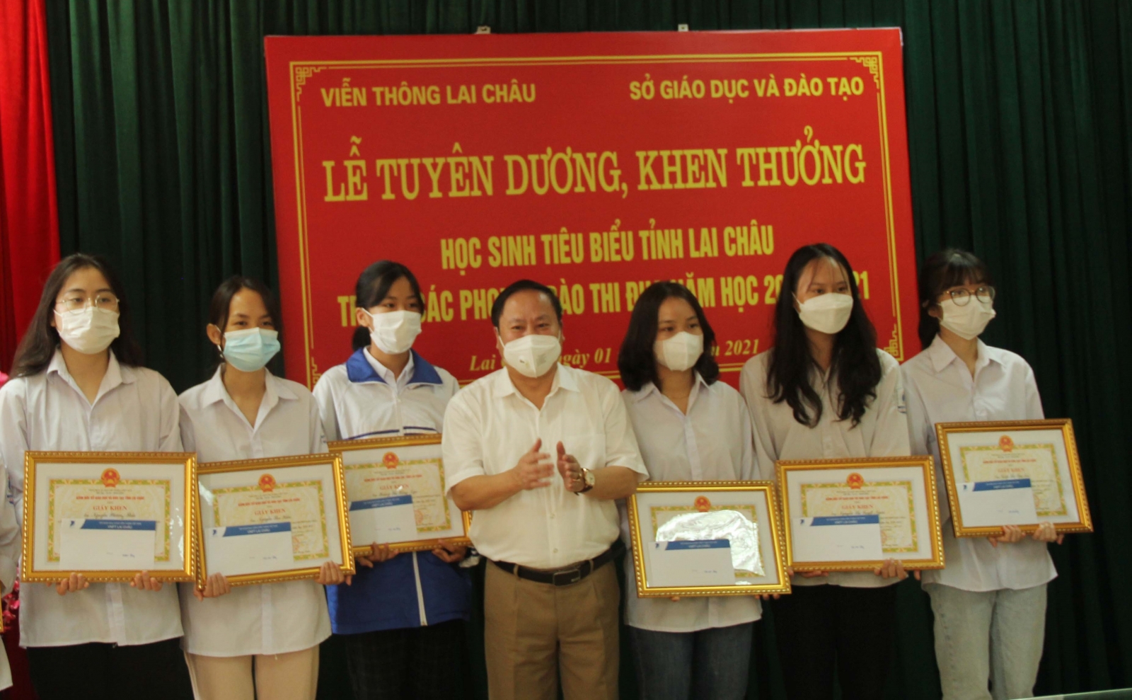 Ông Tống Thanh Hải, Phó Chủ tịch thường trực tỉnh Lai Châu trao thưởng