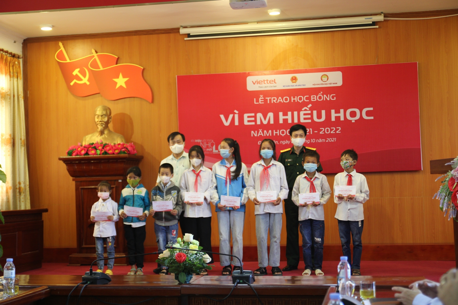 Điện Biên: Gần 1.000 suất học bổng “Vì em hiếu học” cho học sinh nghèo học giỏi