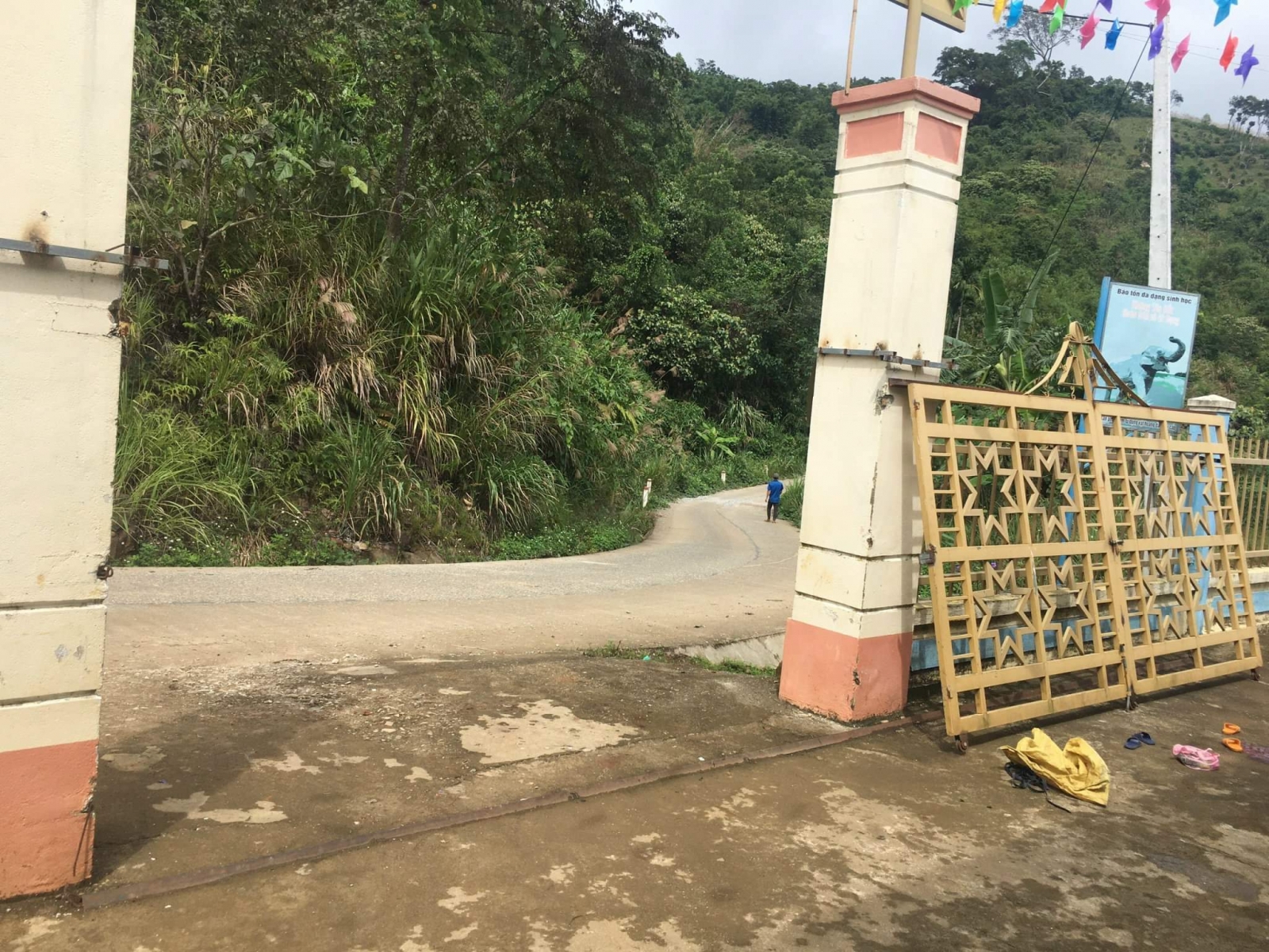 Sau vụ đổ cổng trường làm học sinh tử vong: Quảng Nam khẩn cấp rà soát an toàn trường học