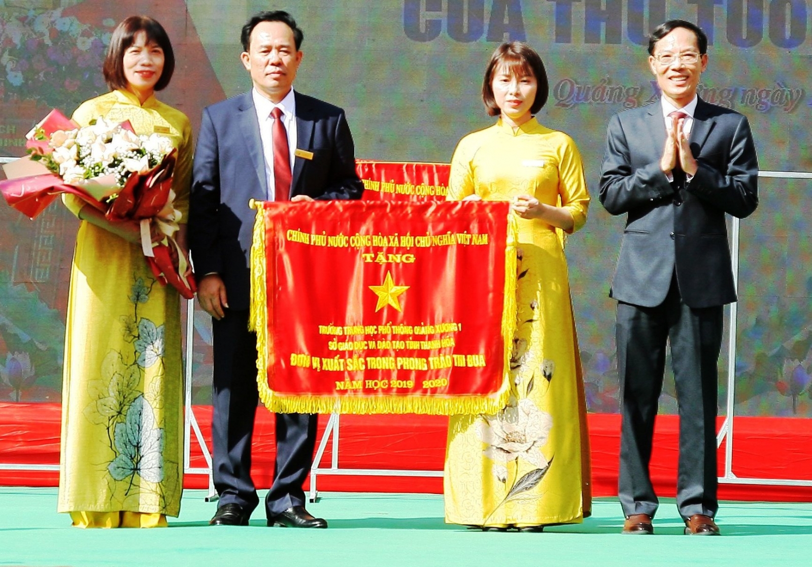 Trường THPT Quảng Xương 1 (Thanh Hóa) đón nhận cờ thi đua của Thủ tướng