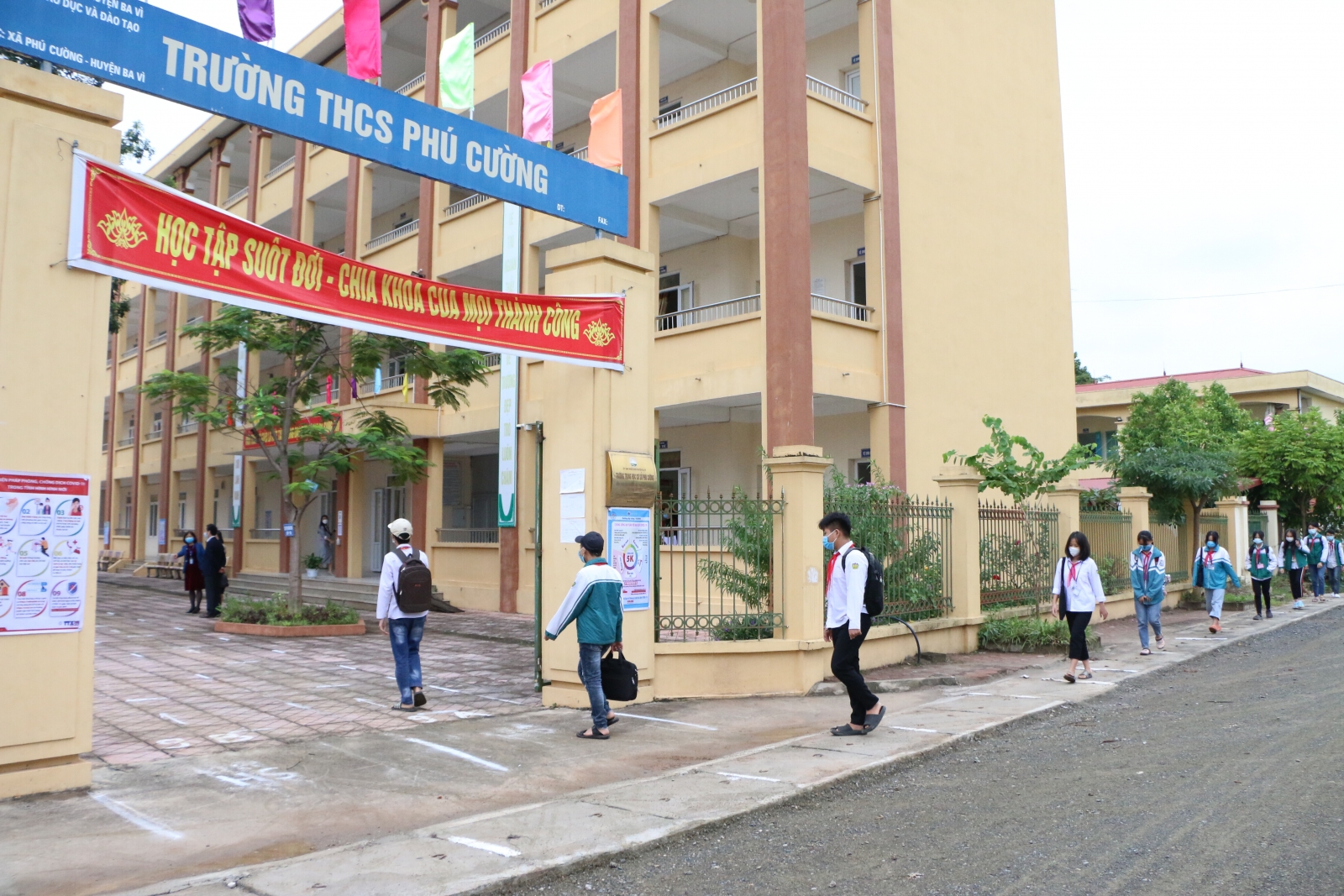Những học sinh đầu tiên ở Hà Nội vui mừng trở lại trường sau thời gian dài học trực tuyến vì dịch - Ảnh minh hoạ 8