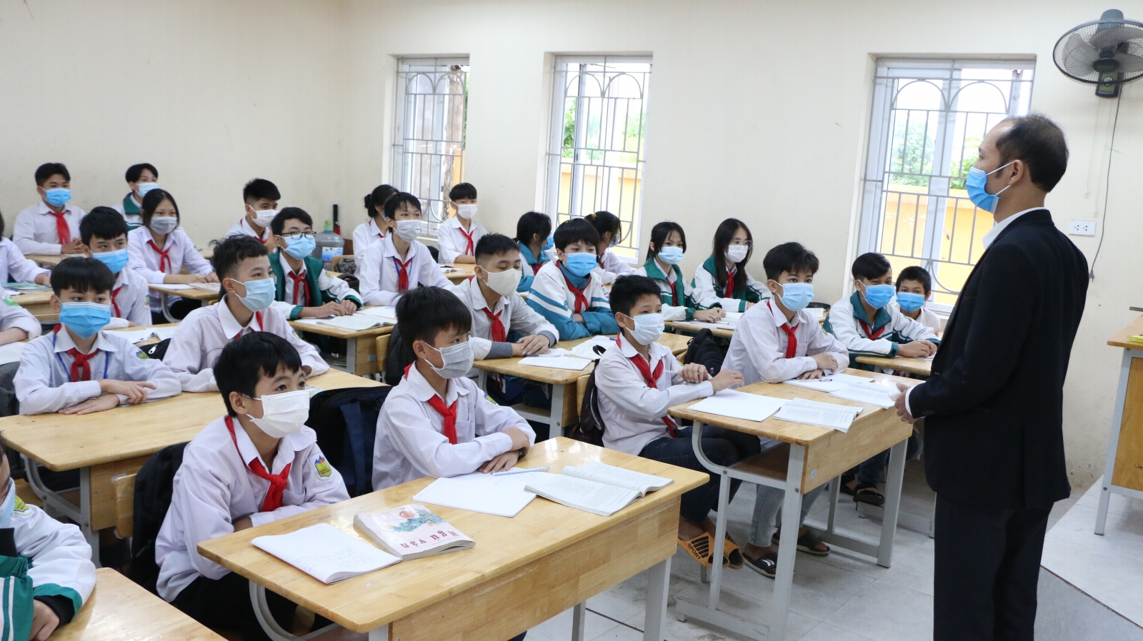 Những học sinh đầu tiên ở Hà Nội vui mừng trở lại trường sau thời gian dài học trực tuyến vì dịch - Ảnh minh hoạ 10