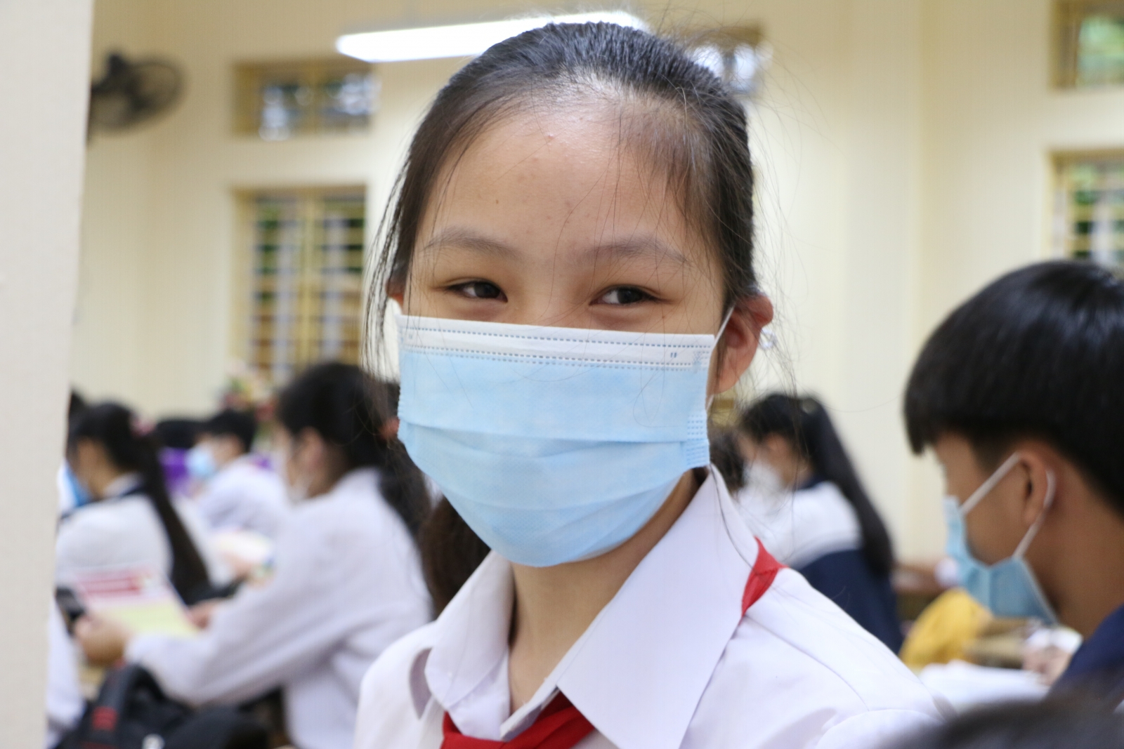 Những học sinh đầu tiên ở Hà Nội vui mừng trở lại trường sau thời gian dài học trực tuyến vì dịch