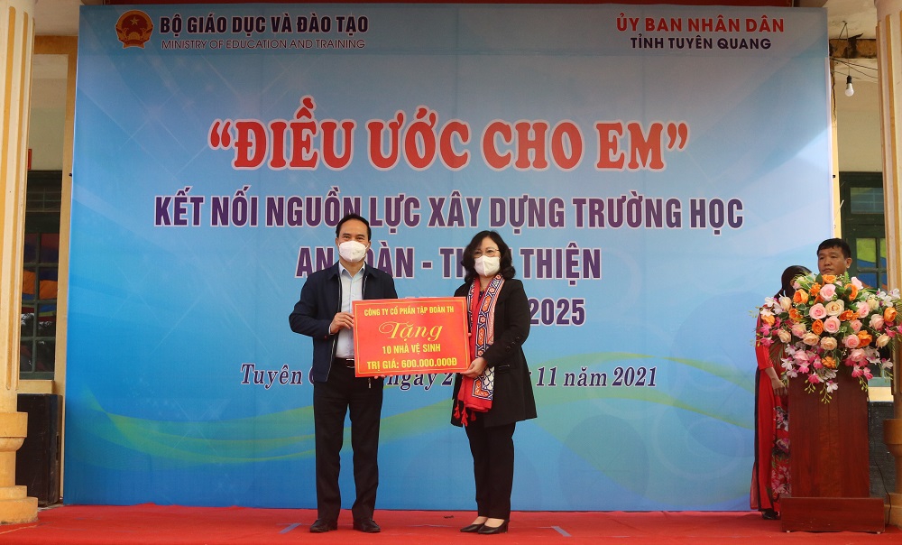 Thứ trưởng Ngô Thị Minh triển khai chương trình "Điều ước cho em" tại Tuyên Quang