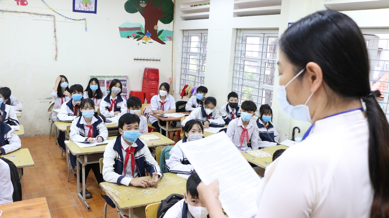Những học sinh đầu tiên ở Hà Nội vui mừng trở lại trường sau thời gian dài học trực tuyến vì dịch - Ảnh minh hoạ 7