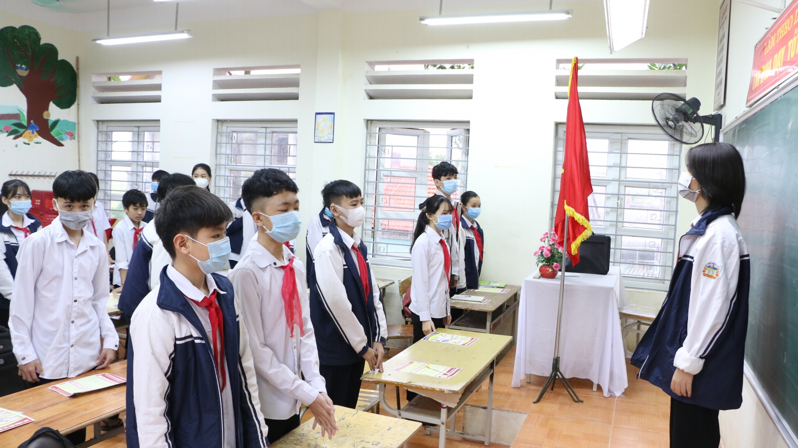 Những học sinh đầu tiên ở Hà Nội vui mừng trở lại trường sau thời gian dài học trực tuyến vì dịch - Ảnh minh hoạ 5