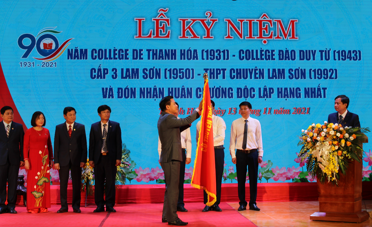 Trường THPT chuyên Lam Sơn đón nhận Huân chương Độc lập hạng Nhất