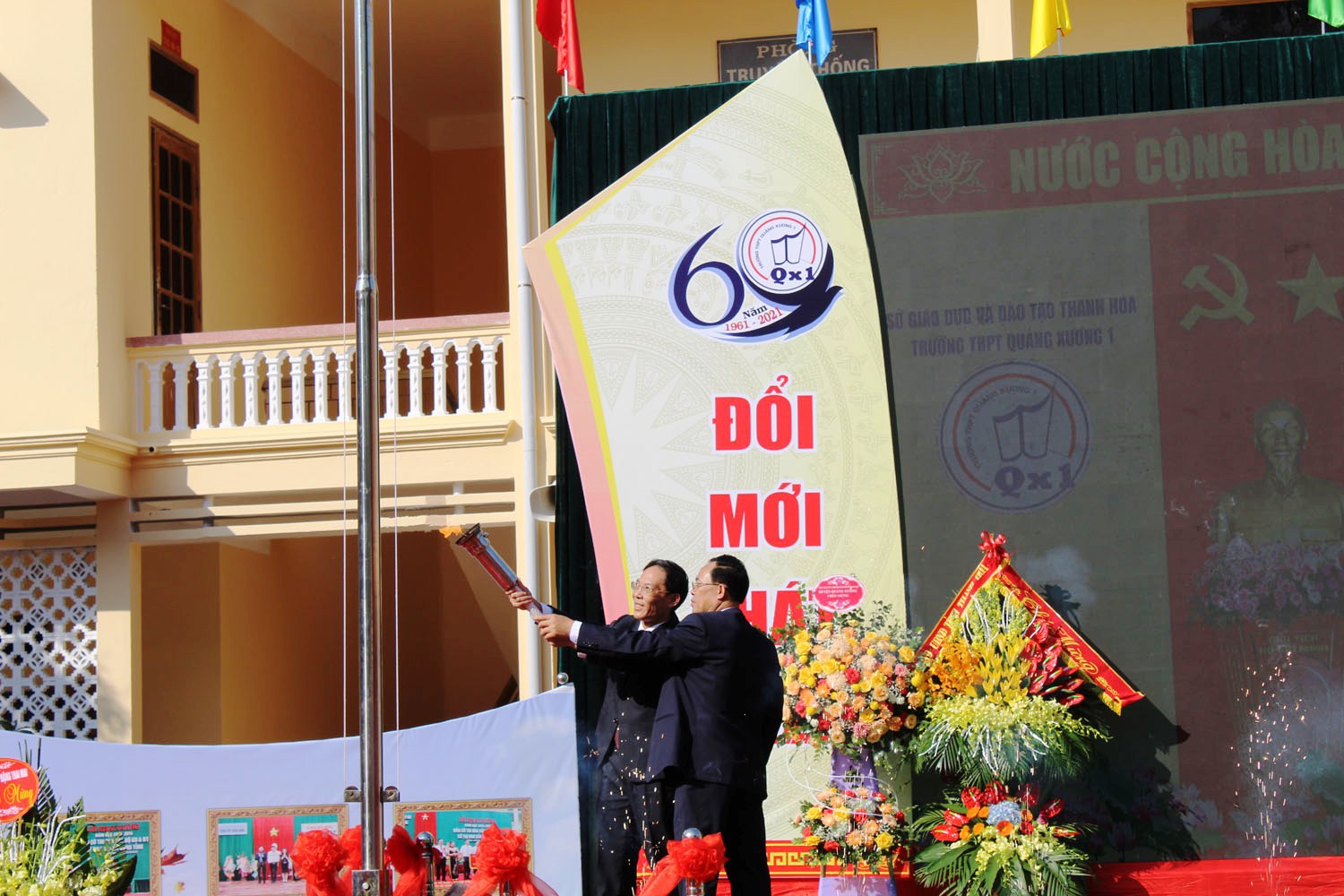 Trường THPT Quảng Xương 1 (Thanh Hóa) đón nhận cờ thi đua của Thủ tướng - Ảnh minh hoạ 9