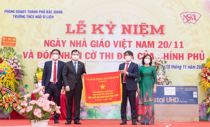 Lãnh đạo tỉnh Bắc Giang thăm, chúc mừng ngành Giáo dục nhân dịp 20/11 - Ảnh minh hoạ 3