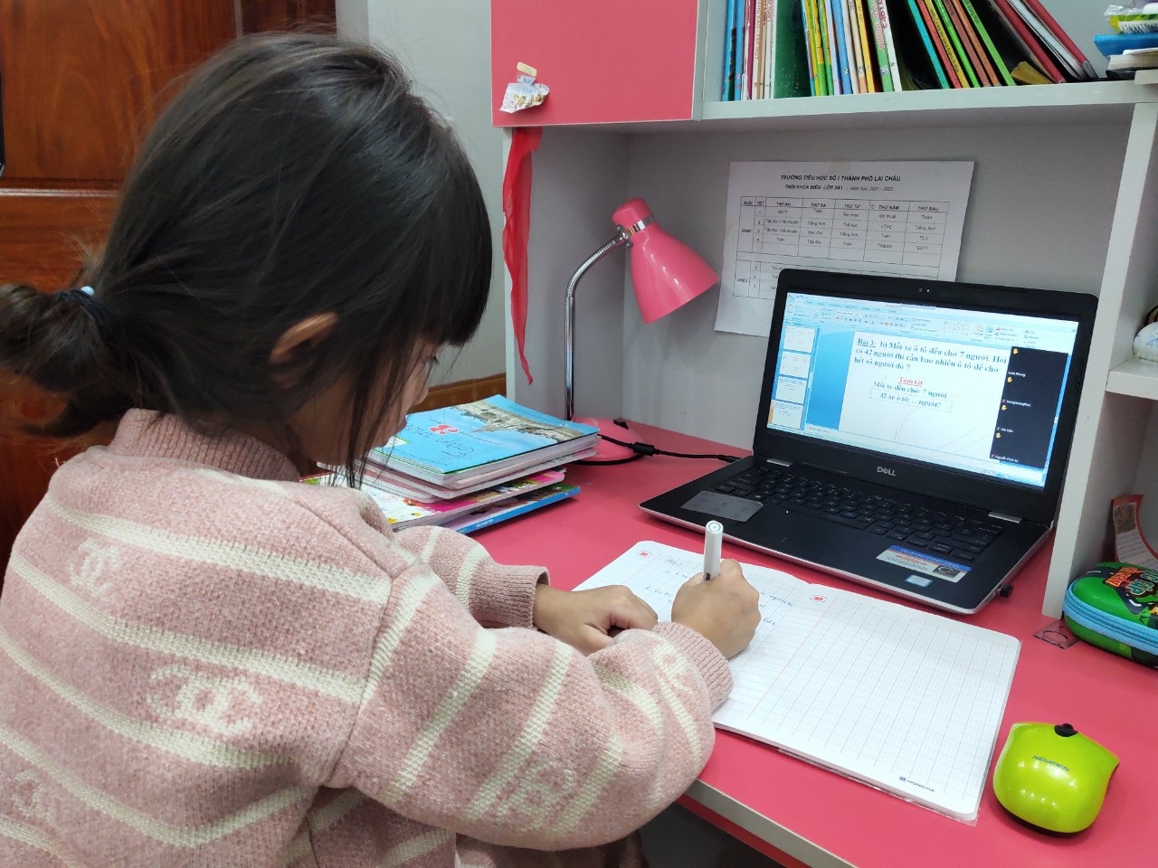 Học sinh trường Tiểu học số 1 TP Lai Châu học trực tuyến.
