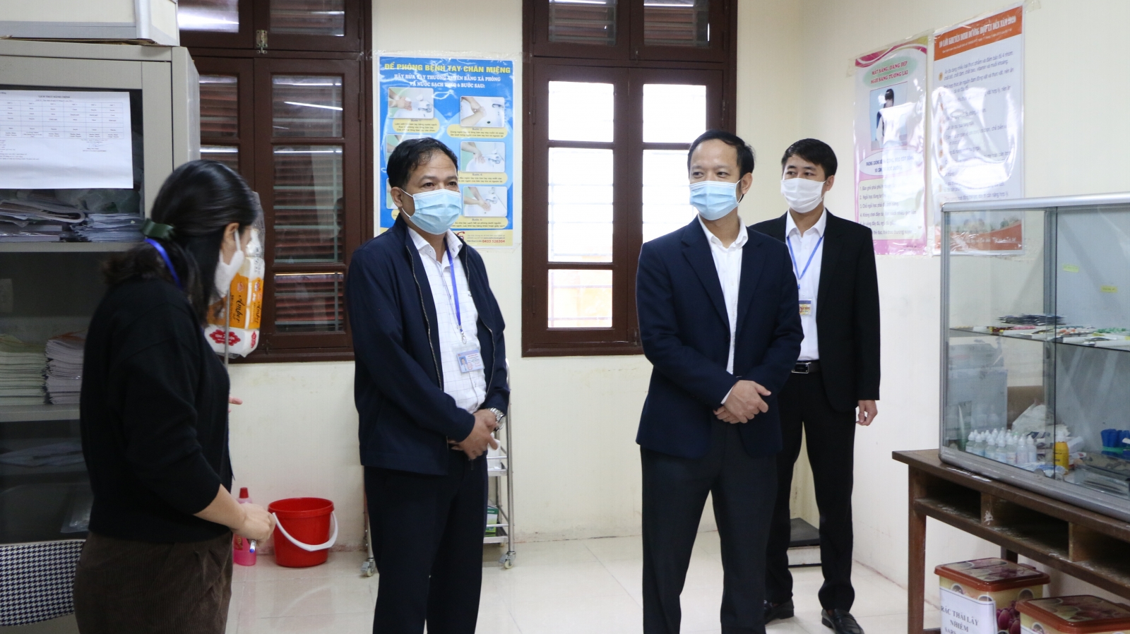 Những học sinh đầu tiên ở Hà Nội vui mừng trở lại trường sau thời gian dài học trực tuyến vì dịch - Ảnh minh hoạ 11