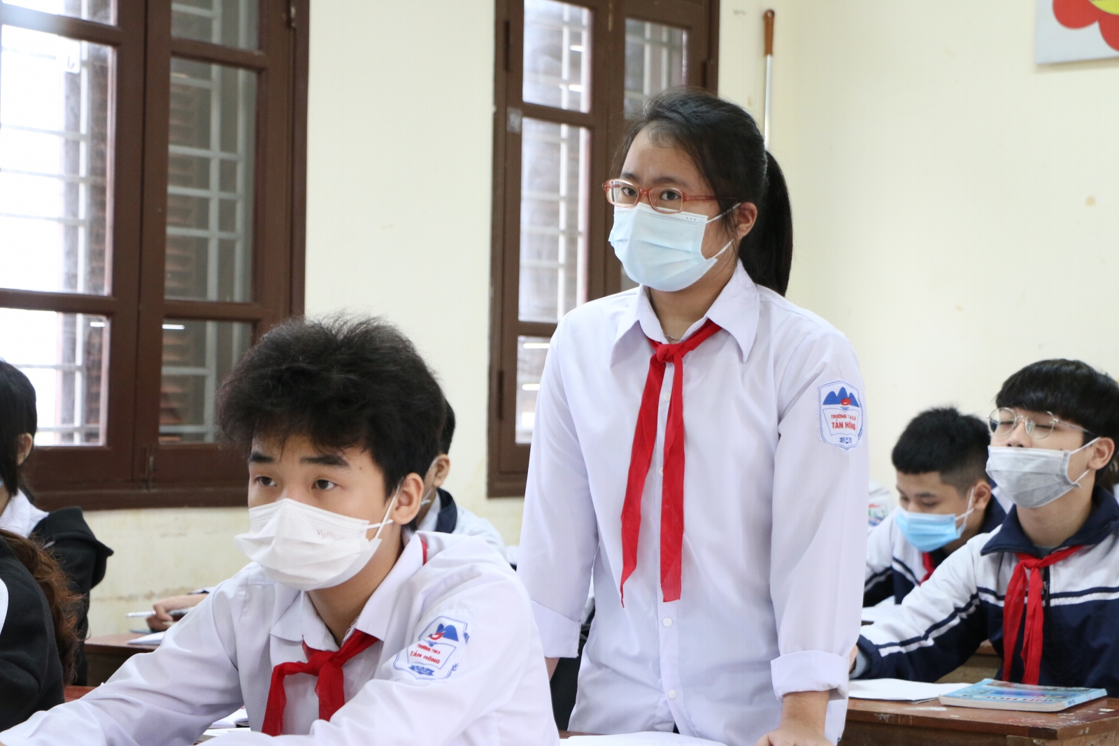 Những học sinh đầu tiên ở Hà Nội vui mừng trở lại trường sau thời gian dài học trực tuyến vì dịch - Ảnh minh hoạ 12