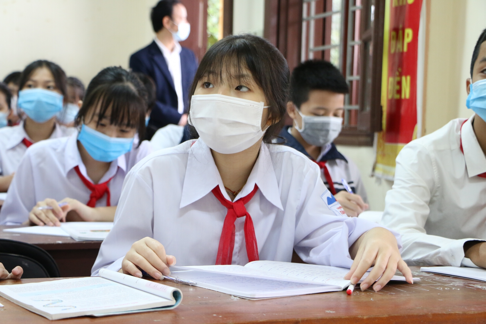 Những học sinh đầu tiên ở Hà Nội vui mừng trở lại trường sau thời gian dài học trực tuyến vì dịch - Ảnh minh hoạ 13