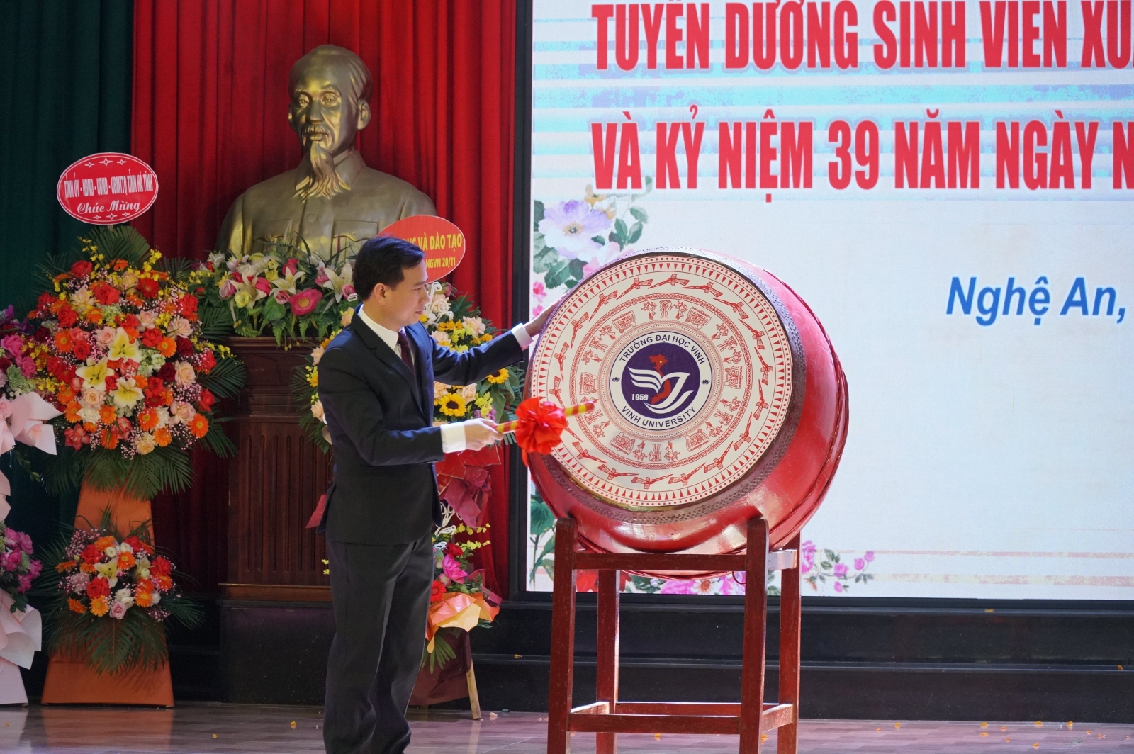 Trường Đại học Vinh đón hơn 5.600 tân sinh viên khai giảng năm học mới 2021-2022