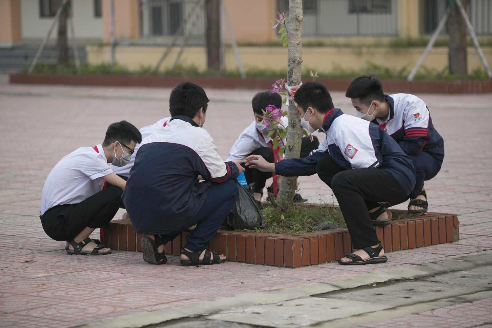 Học sinh khối 9, 10, 11 thành Vinh vui mừng học trực tiếp, thực hiện 