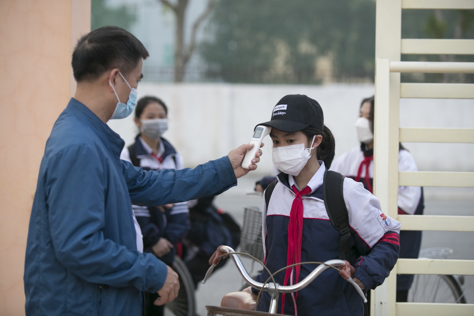 Học sinh khối 9, 10, 11 thành Vinh vui mừng học trực tiếp, thực hiện "bong bóng trường học"