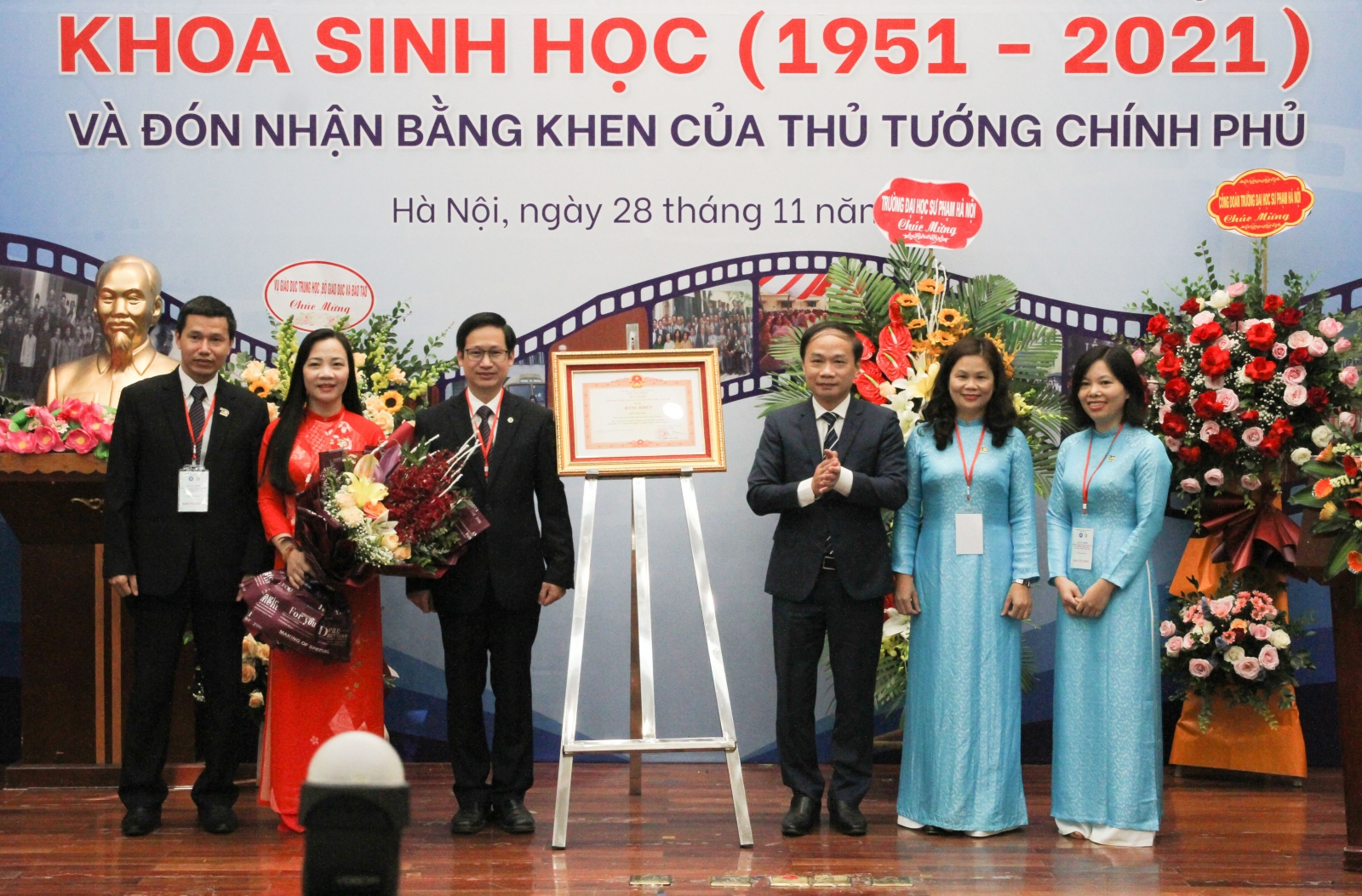 Khoa Sinh học, Trường ĐH Sư phạm Hà Nội nhận Bằng khen của Thủ tướng Chính phủ