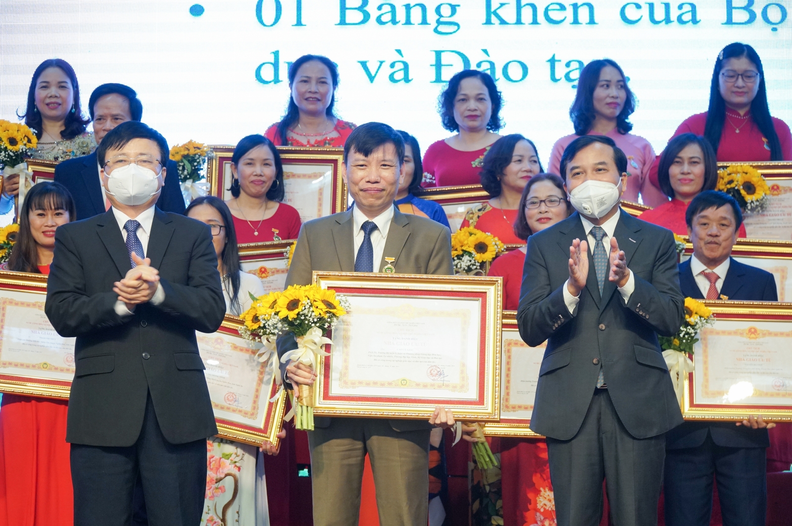 Nghệ An: Trao tặng danh hiệu Nhà giáo ưu tú cho 34 giáo viên, giảng viên - Ảnh minh hoạ 6