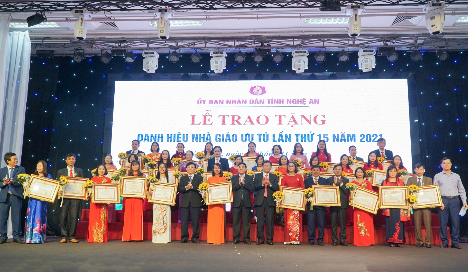 Nghệ An: Trao tặng danh hiệu Nhà giáo ưu tú cho 34 giáo viên, giảng viên
