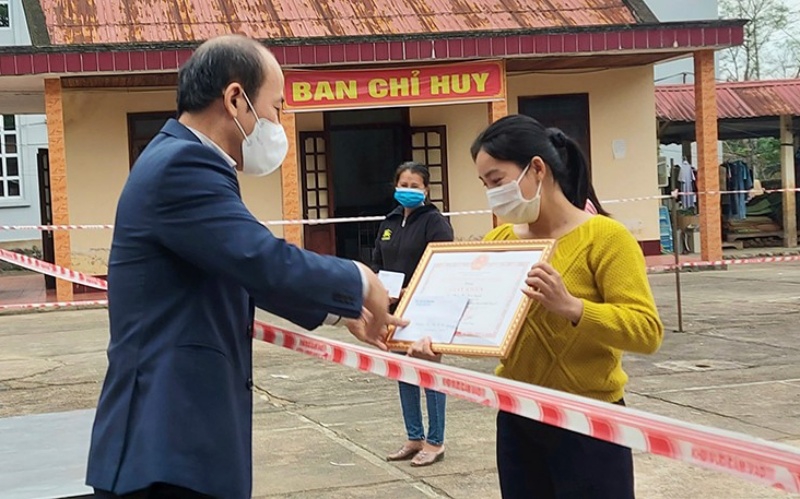 Quảng Bình: Khen thưởng giáo viên nỗ lực dạy học trong khu cách ly