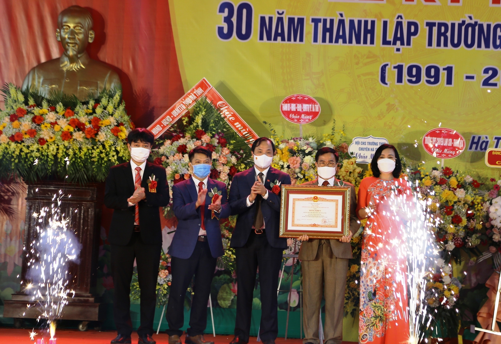 Trường THPT Chuyên Hà Tĩnh đón nhận Bằng khen của Thủ tướng Chính phủ - Ảnh minh hoạ 6