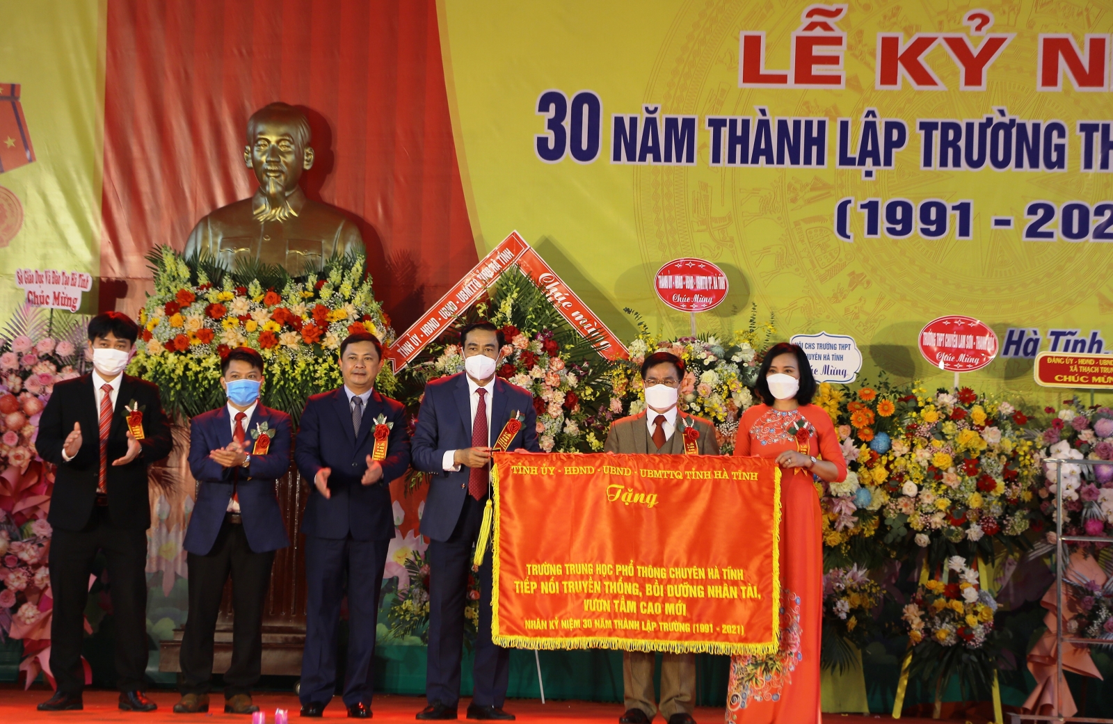 Trường THPT Chuyên Hà Tĩnh đón nhận Bằng khen của Thủ tướng Chính phủ - Ảnh minh hoạ 7