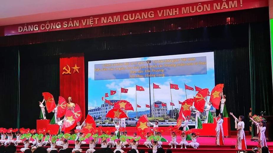 Lào Cai tuyên dương khen thưởng 220 nhà giáo tiêu biểu năm 2021 - Ảnh minh hoạ 4