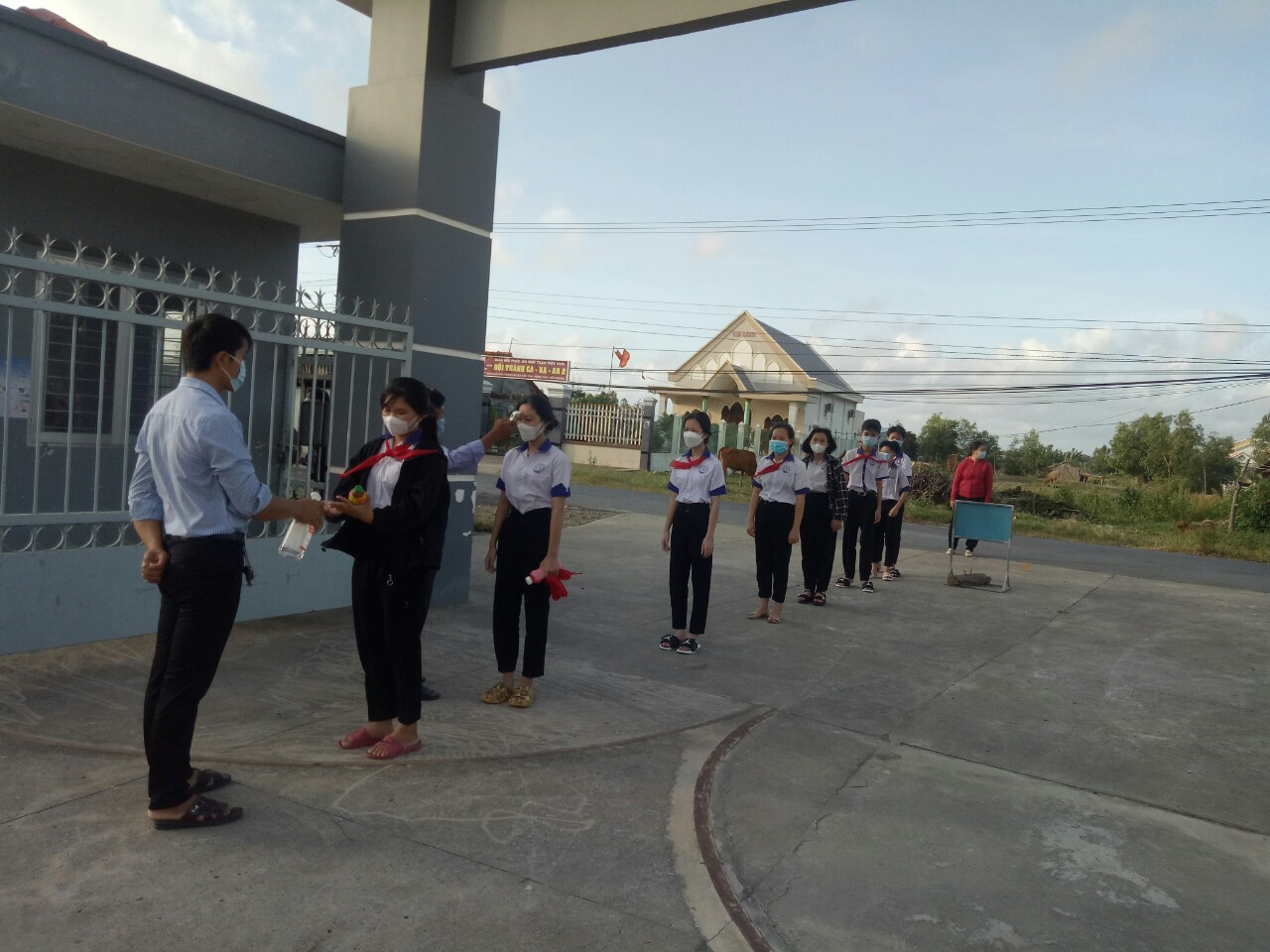 Huyện đầu tiên tỉnh Tiền Giang cho học sinh lớp 9 và 12 trở lại trường - Ảnh minh hoạ 2