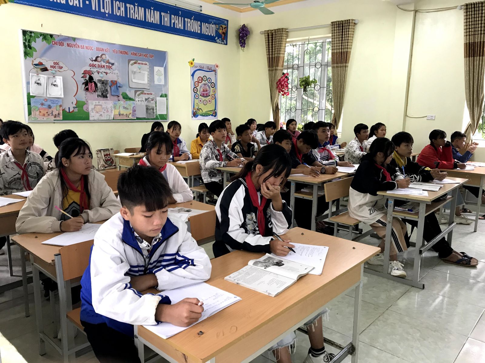 Xuất hiện 13 ca mắc Covid-19, hơn một nghìn học sinh Lai Châu nghỉ học