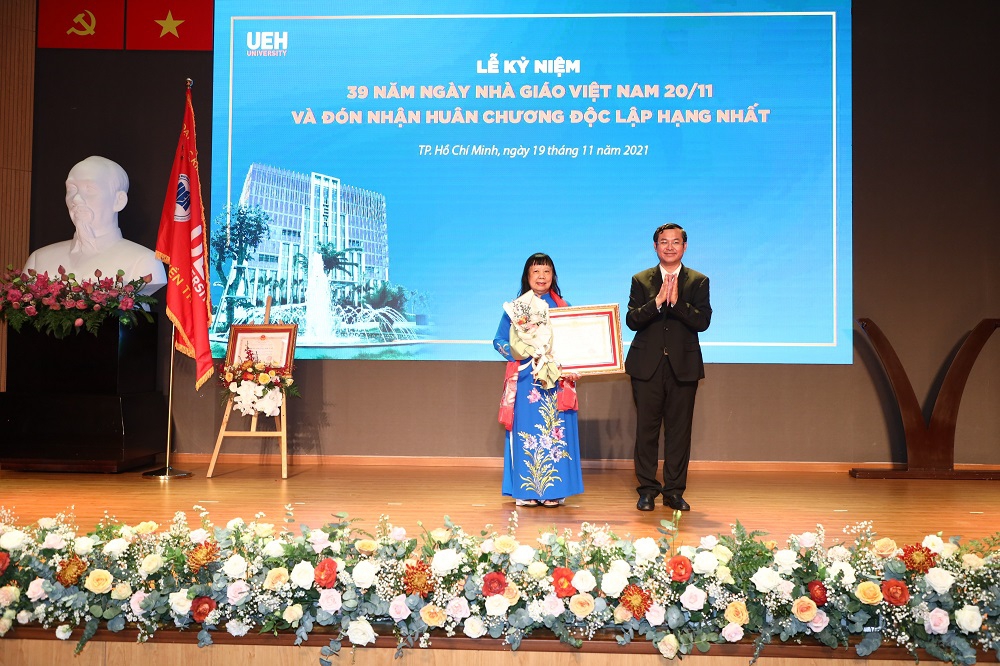 Trường Đại học Kinh tế TPHCM đón nhận Huân chương Độc lập hạng Nhất - Ảnh minh hoạ 2