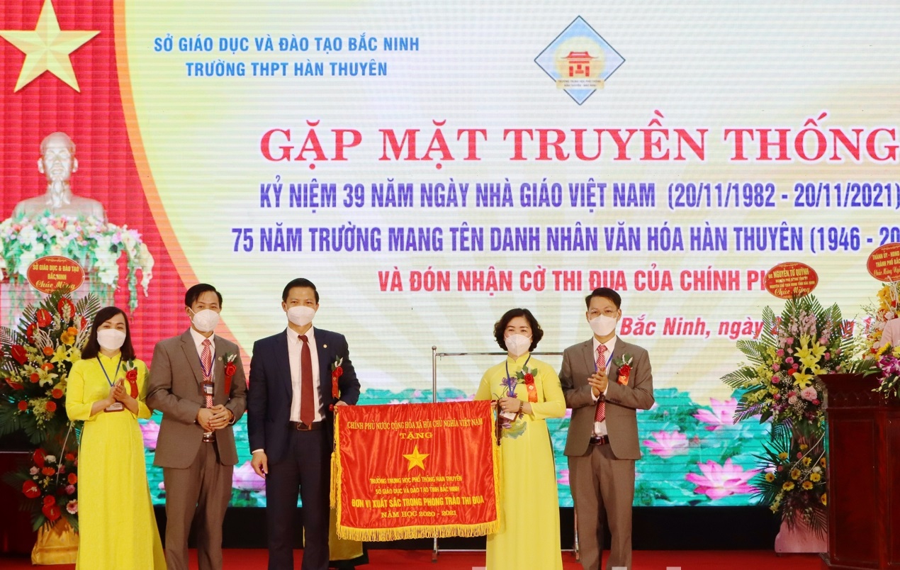 Bắc Ninh: Trường THPT Hàn Thuyên nhận Cờ thi đua của Chính phủ