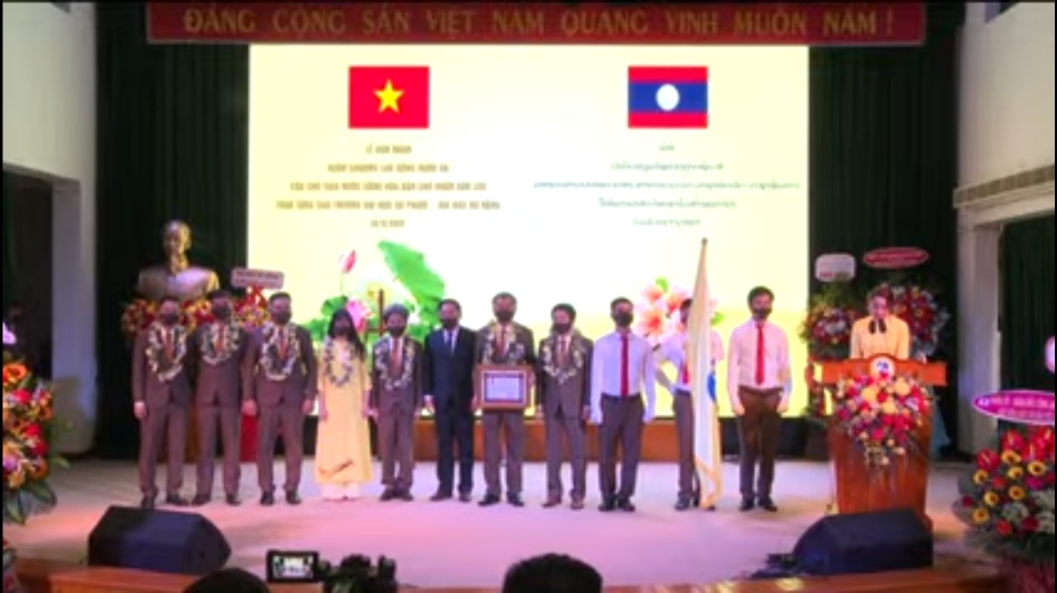 Trường Đại học Sư phạm (Đà Nẵng) đón nhận Huân chương Lao động hạng Ba của Lào