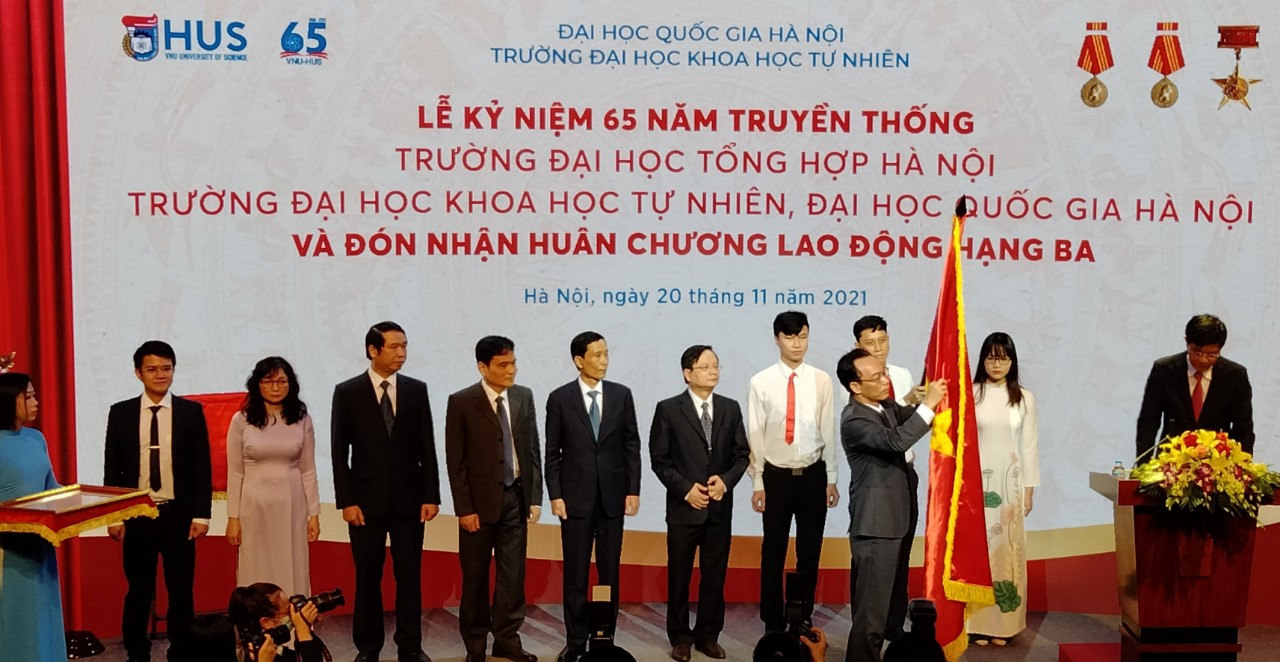 Trường ĐH Khoa học Tự nhiên, ĐHQG Hà Nội nhận Huân chương Lao động hạng Ba