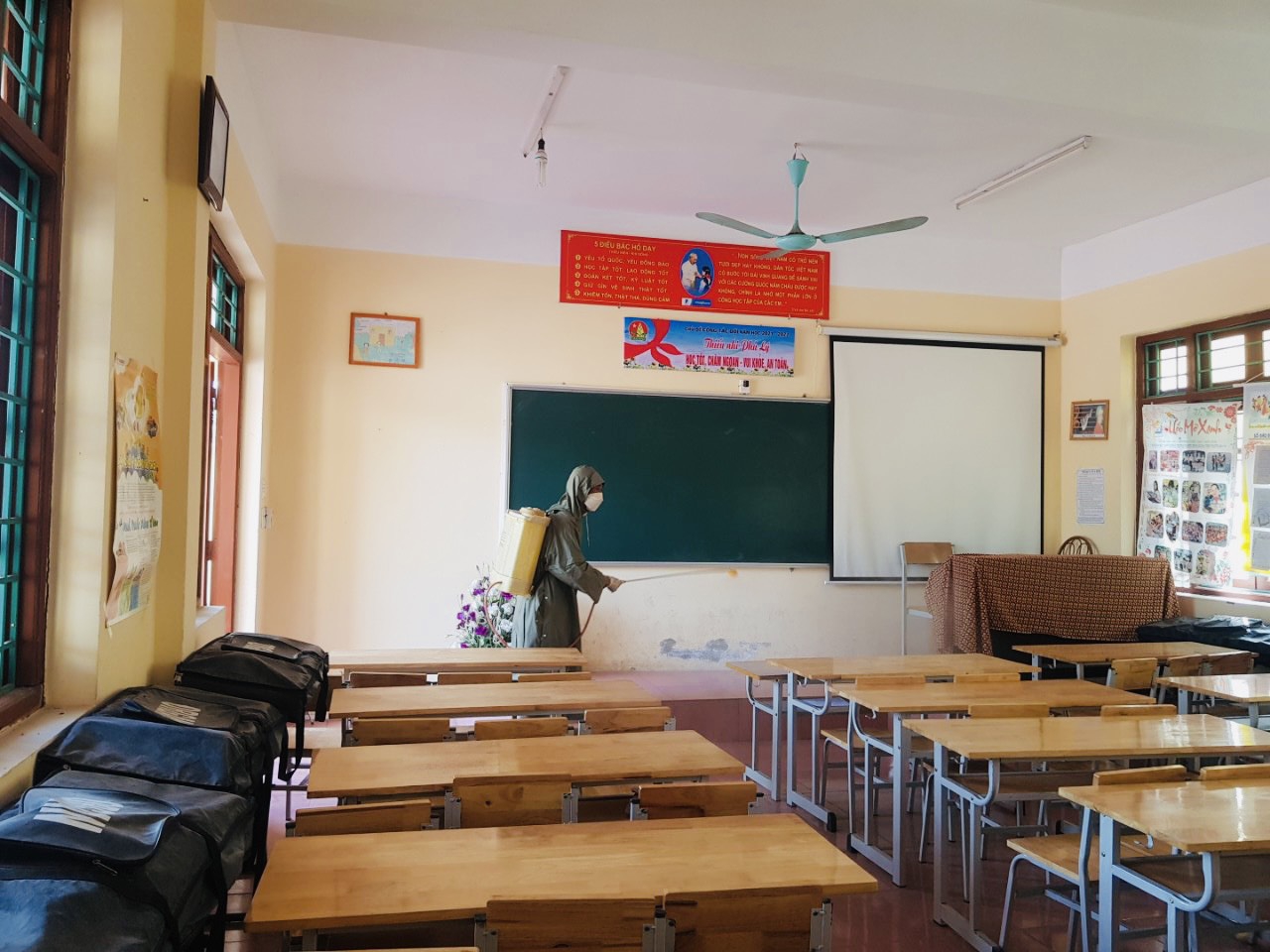 Hà Nam: Thầy cô tất bật dọn dẹp trường lớp trước ngày đón học sinh