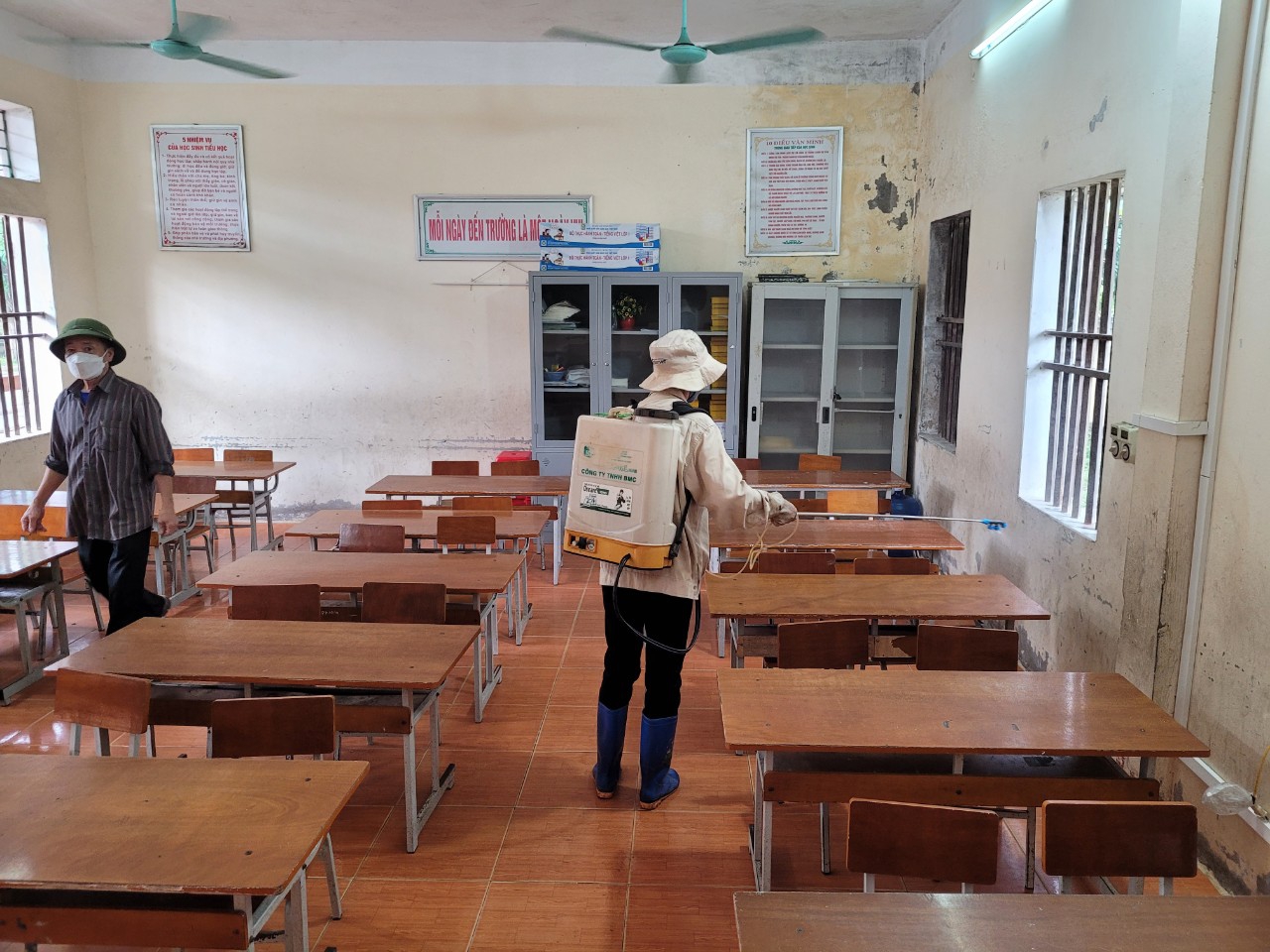 Hà Nam: Thầy cô tất bật dọn dẹp trường lớp trước ngày đón học sinh - Ảnh minh hoạ 6