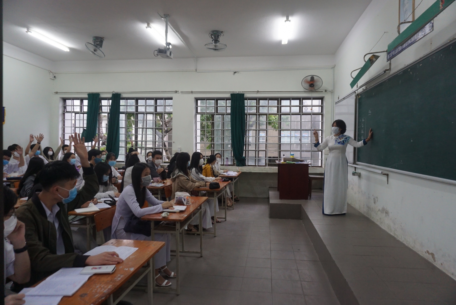 Đà Nẵng: Học sinh lớp 12 trở lại trường trừ 2 phường tiếp tục học trực tuyến - Ảnh minh hoạ 5