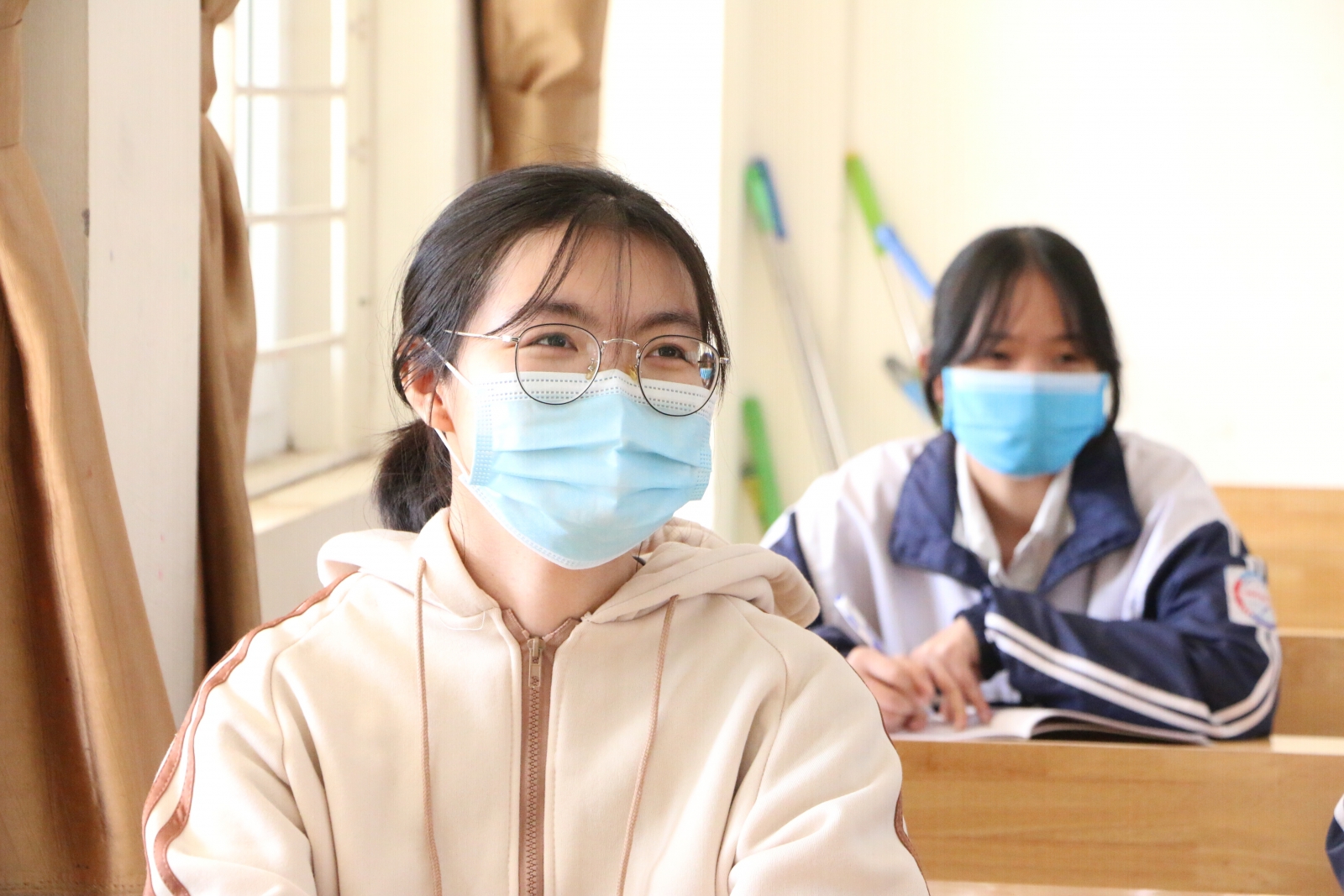 Học sinh lớp 12 Hà Nội vừa lạ vừa vui trong "ngày đầu tiên đến lớp"