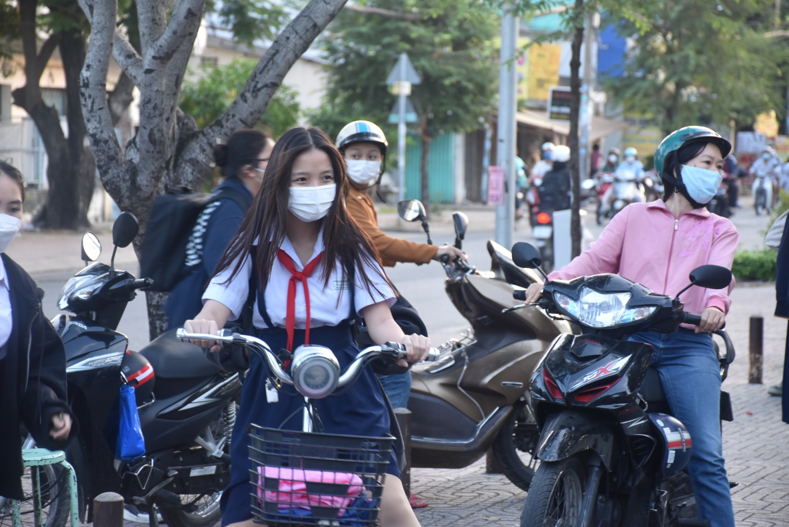 Học sinh TP Hồ Chí Minh trở lại trường: Hết buồn vì không còn thiếu tiếng trống, vắng học sinh - Ảnh minh hoạ 5