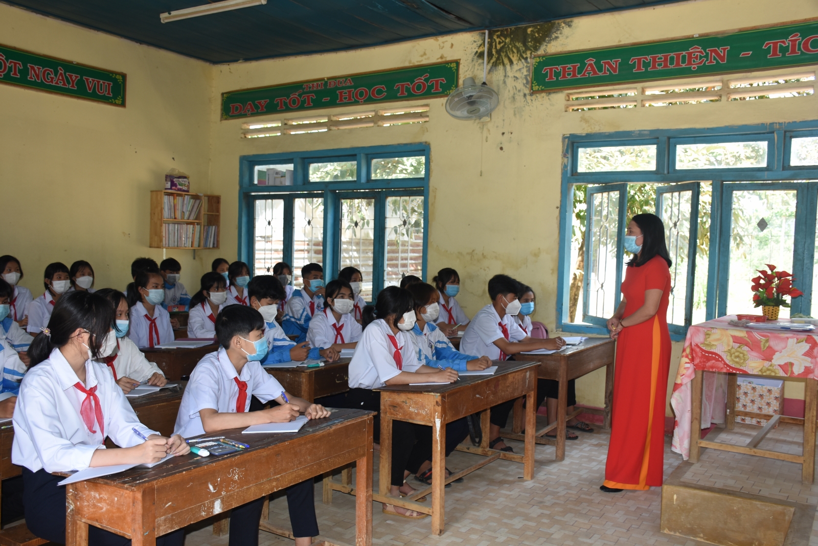 Cầm tay nắn nót yêu thương, việc mỗi ngày của những cô giáo dạy học trò vùng khó - Ảnh minh hoạ 2