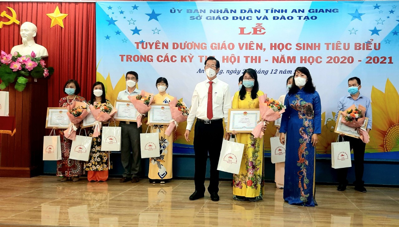 An Giang: Tuyên dương giáo viên, học sinh tiêu biểu năm học 2020 - 2021 - Ảnh minh hoạ 2