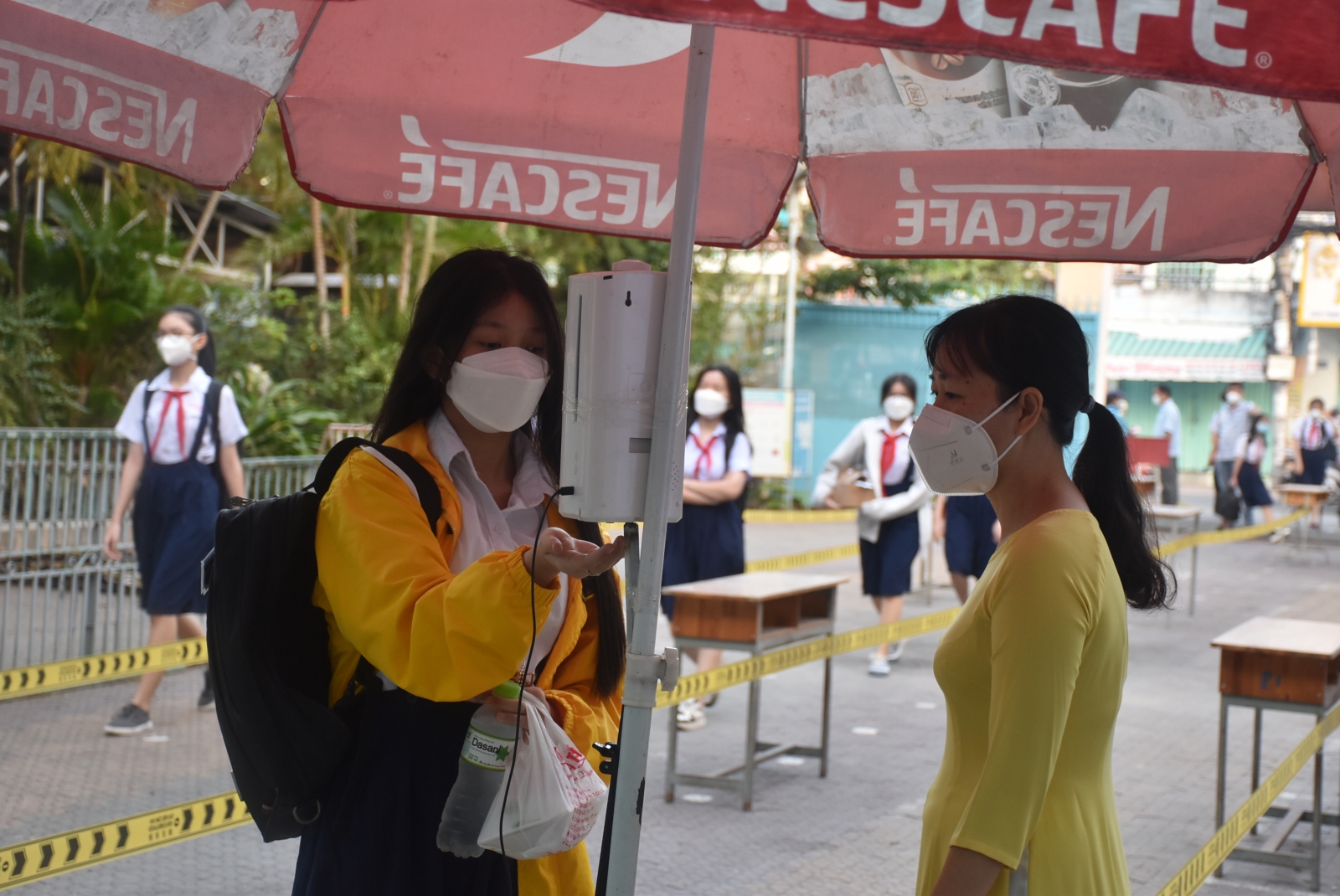 Học sinh thành phố Hồ Chí Minh trở lại trường: Hết buồn vì không còn cảnh thiếu tiếng trống, vắng học sinh - Ảnh minh hoạ 2