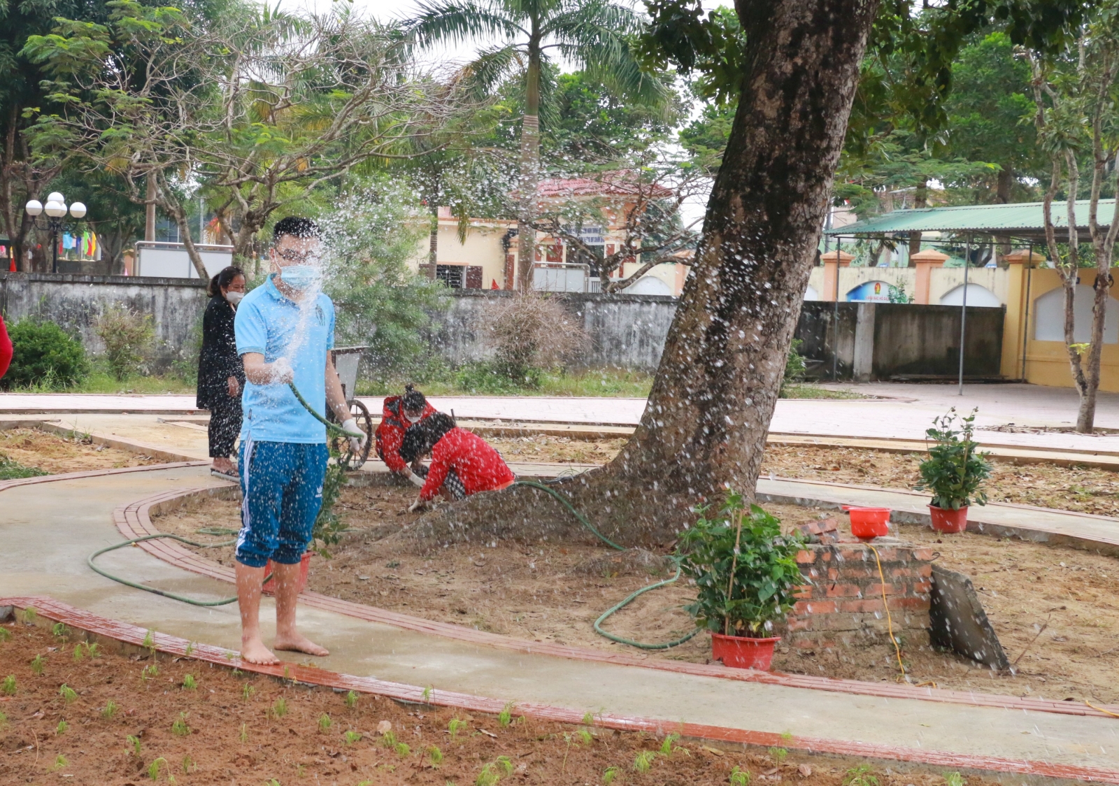 Ngày 27/12, học sinh TP Vinh trở lại trường sau 4 tháng học trực tuyến - Ảnh minh hoạ 4