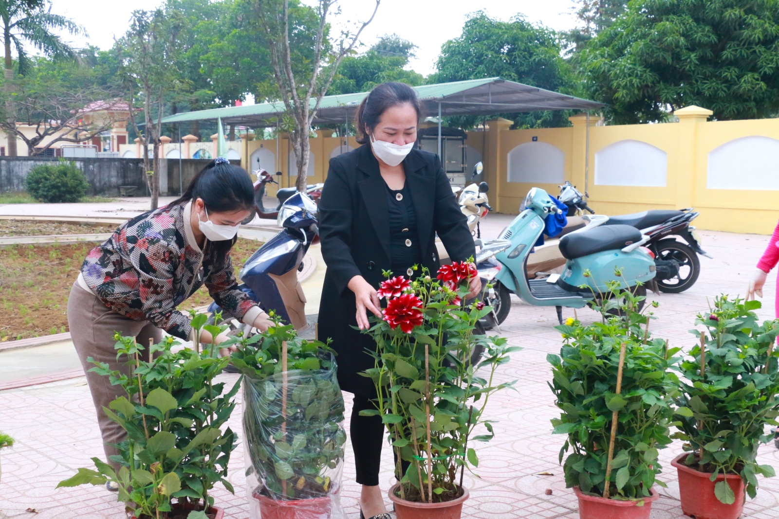 Ngày 27/12, học sinh TP Vinh trở lại trường sau 4 tháng học trực tuyến - Ảnh minh hoạ 5