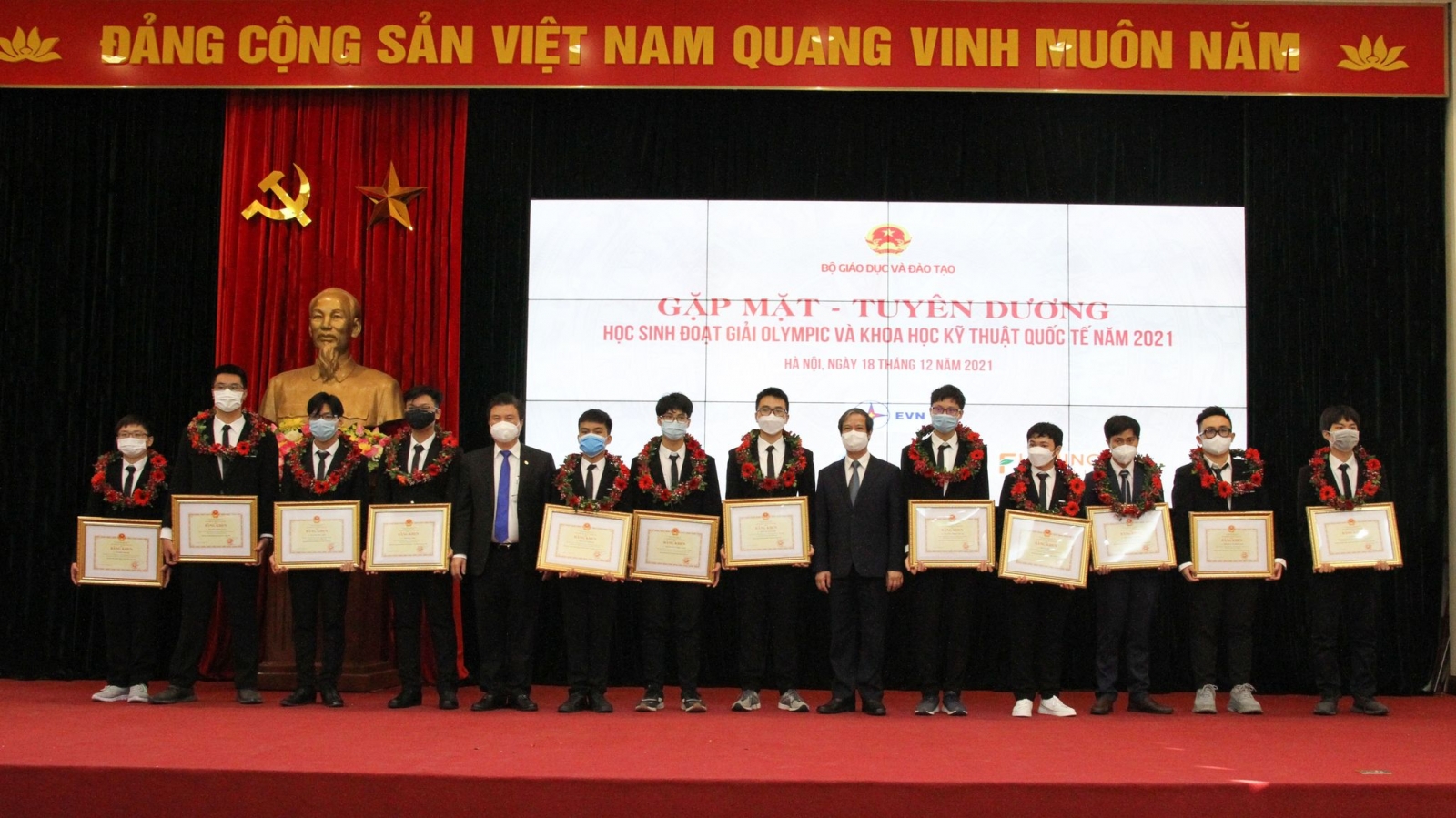 Thứ trưởng Nguyễn Hữu Độ chúc mừng thành tích thi Olympic và Khoa học kỹ thuật quốc tế